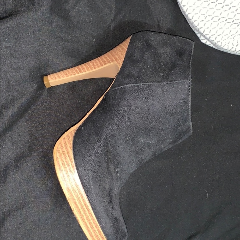 Black high heels with brown heel